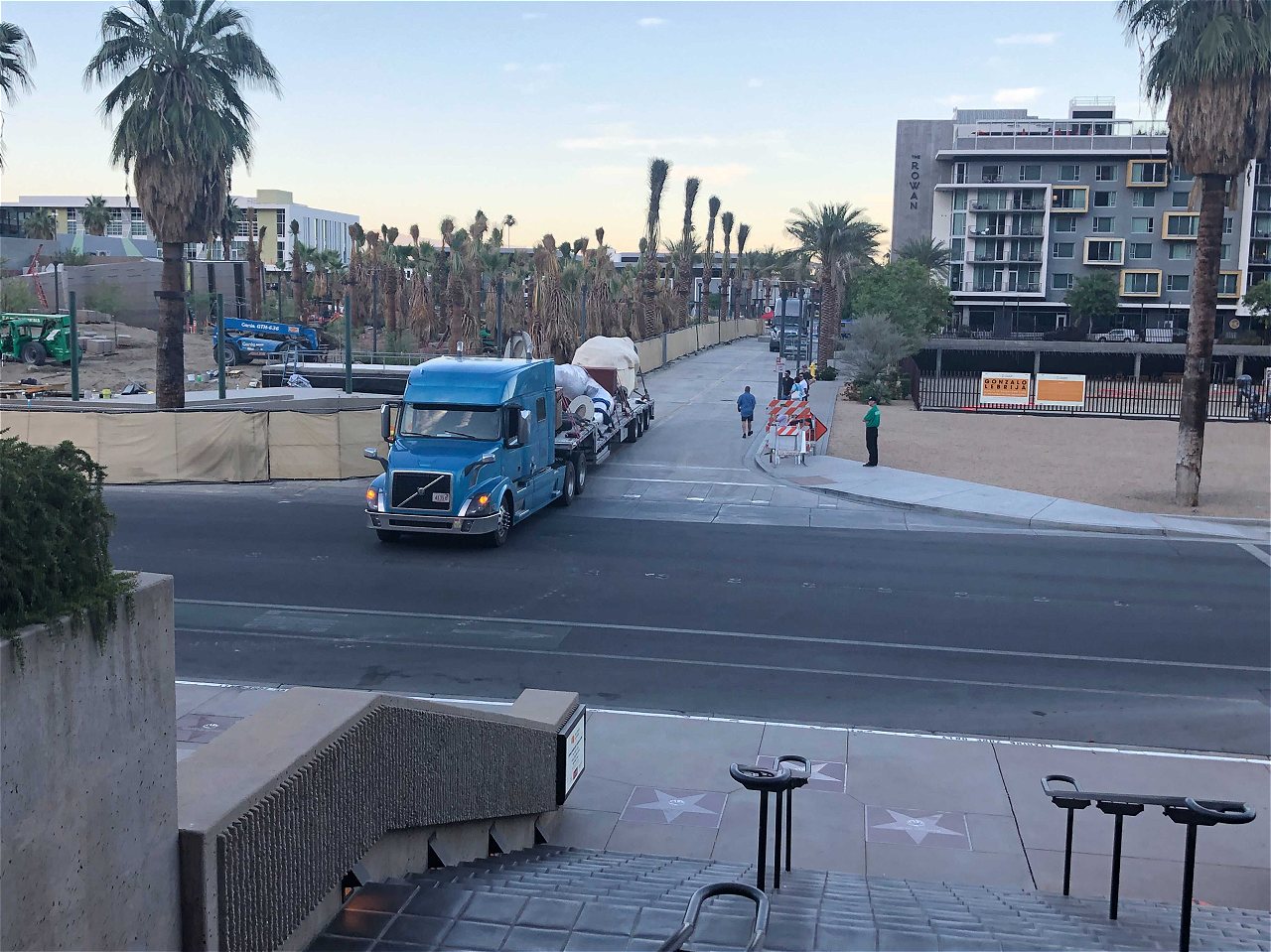 Giant Marilyn Monroe Statue: Installation Begins In Palm Springs